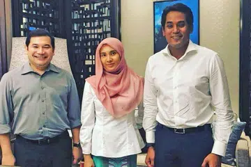 PERTEMUAN RAKAN SEANGKATAN: Pertemuan Encik Khairy Jamaluddin (kanan) dengan anggota Parti Keadilan Rakyat (PKR) - Cik Nurul Izzah Anwar dan Mohd Rafizi Ramli - cetus spekulasi hangat di media sosial. - Foto Instagram Rafizi Ramli
