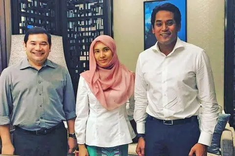 PERTEMUAN RAKAN SEANGKATAN: Pertemuan Encik Khairy Jamaluddin (kanan) dengan anggota Parti Keadilan Rakyat (PKR) - Cik Nurul Izzah Anwar dan Mohd Rafizi Ramli - cetus spekulasi hangat di media sosial. - Foto Instagram Rafizi Ramli