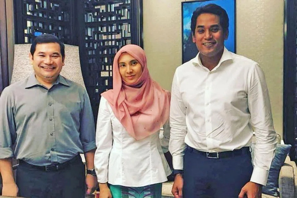 PERTEMUAN RAKAN SEANGKATAN: Pertemuan Encik Khairy Jamaluddin (kanan) dengan anggota Parti Keadilan Rakyat (PKR) - Cik Nurul Izzah Anwar dan Mohd Rafizi Ramli - cetus spekulasi hangat di media sosial. - Foto Instagram Rafizi Ramli