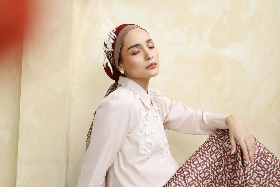 Koleksi Zaloraya 2024 turut memaparkan busana oleh pereka fesyen dan jenama Indonesia seperti Vivi Zubedi, Geulis, Benang Jarum, Nada Puspita, dan Klamby. 