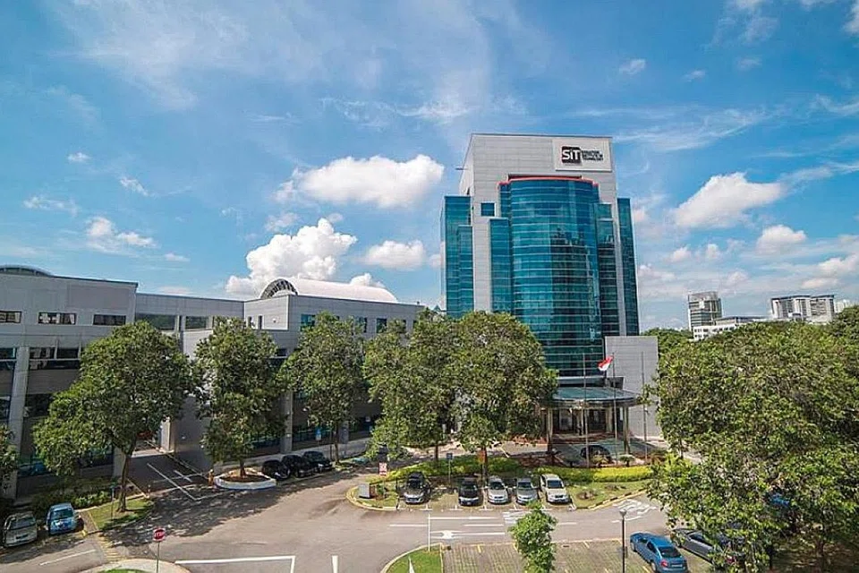 KURSUS BARU: Pelajar baru di Institut Teknologi Singapura (SIT) boleh mendaftar dua kursus baru, Ijazah Sarjana Muda Sains dalam Gunaan Kecerdasan Buatan (AAI) dan Rantaian Bekalan Digital (DSC) yang dilancarkan pada tahun akademik baru; program kepujian langsung selama tiga tahun. - Foto SIT