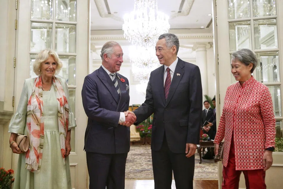Putera Charles (dua dari kiri) dan isteri Cik Camilla (kiri) dari Britain, bersama Encik Lee dan isteri, Cik Ho Ching, di Istana semasa lawatan Putera Charles ke Singapura pada 2017.