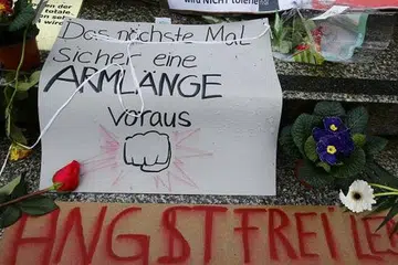 Bunga dan poster diletak di dataran antara sebuah katedral dan stesen kereta api di Cologne, Jerman, pada Isnin, 11 Januari, tempat sebahagian besar serangan seksual terhadap wanita dilakukan semasa sambutan Tahun Baru 2016. Teks poster itu antara lain berbunyi 'Gangguan seksual terhadap wanita TIDAK akan diterima' dan 'Hidup tanpa rasa takut'. Gambar REUTERS 
