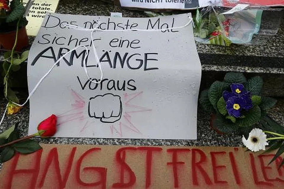 Bunga dan poster diletak di dataran antara sebuah katedral dan stesen kereta api di Cologne, Jerman, pada Isnin, 11 Januari, tempat sebahagian besar serangan seksual terhadap wanita dilakukan semasa sambutan Tahun Baru 2016. Teks poster itu antara lain berbunyi 'Gangguan seksual terhadap wanita TIDAK akan diterima' dan 'Hidup tanpa rasa takut'. Gambar REUTERS 