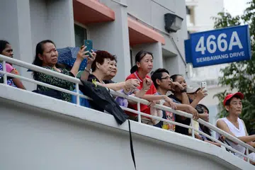 MENYAKSIKAN DRAMA TEBUSAN SECARA LANGSUNG: Beberapa penduduk dan orang awam yang berada berdekatan dengan tempat kejadian turut menyaksikan secara langsung insiden seorang kanak-kanak berusia dua tahun yang dikurung dalam sebuah flat oleh seorang lelaki yang dipercayai berbangsa Melayu,sekitar tengah hari semalam. - Foto-foto ZAINAL YAHYA