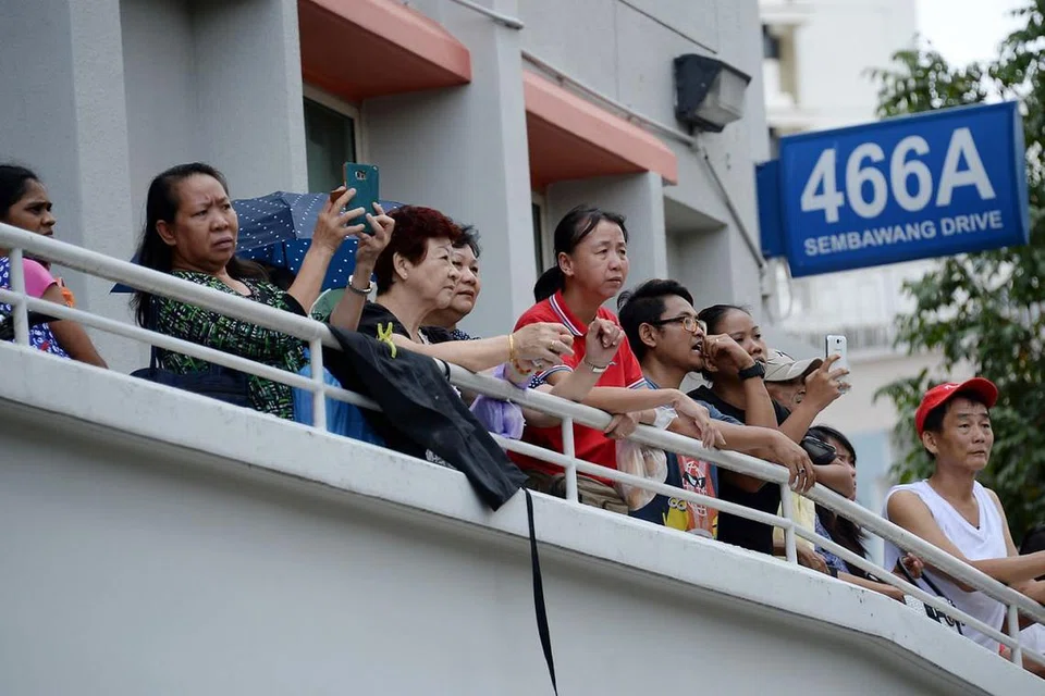 MENYAKSIKAN DRAMA TEBUSAN SECARA LANGSUNG: Beberapa penduduk dan orang awam yang berada berdekatan dengan tempat kejadian turut menyaksikan secara langsung insiden seorang kanak-kanak berusia dua tahun yang dikurung dalam sebuah flat oleh seorang lelaki yang dipercayai berbangsa Melayu,sekitar tengah hari semalam. - Foto-foto ZAINAL YAHYA