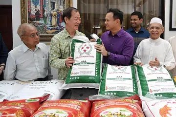 Presiden Singapore Buddhist Lodge (SBL), Encik Tan Lee Huak (dua dari kiri) dengan sumbangan beras bersama Menteri Negara Kanan (Tenaga Manusia merangkap Pertahanan), Encik Zaqy Mohamad (berbaju ungu). Bersama mereka di majlis penerimaan sumbangan beras itu ialah sukarelawan SBL, Encik Jaafar Kassim (kiri); Pengasas Roses of Peace dan mantan Anggota Parlimen Dilantik (NMP), yang merupakan penyelaras projek pengagihan beras, Encik Mohamed Irshad Abbas Ali; dan Imam Masjid Ba’alwie, Habib Hassan Al-Attas (kanan).