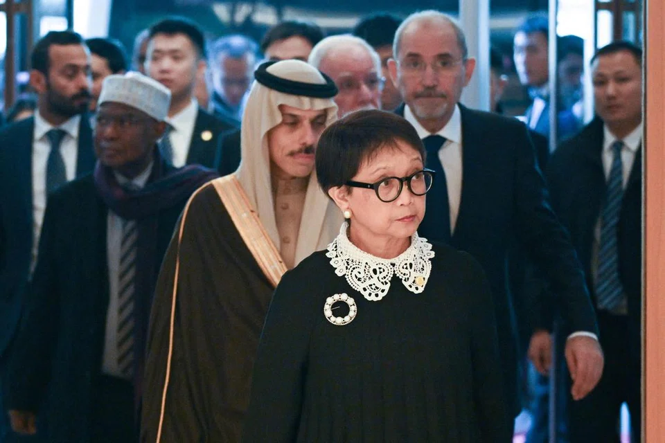 BIDAS SERANGAN: Menteri Luar Indonesia, Cik Retno Marsudi (depan), berada di China bersama beberapa pemimpin negara Arab lain bagi mencari huraian konflik di Gaza.