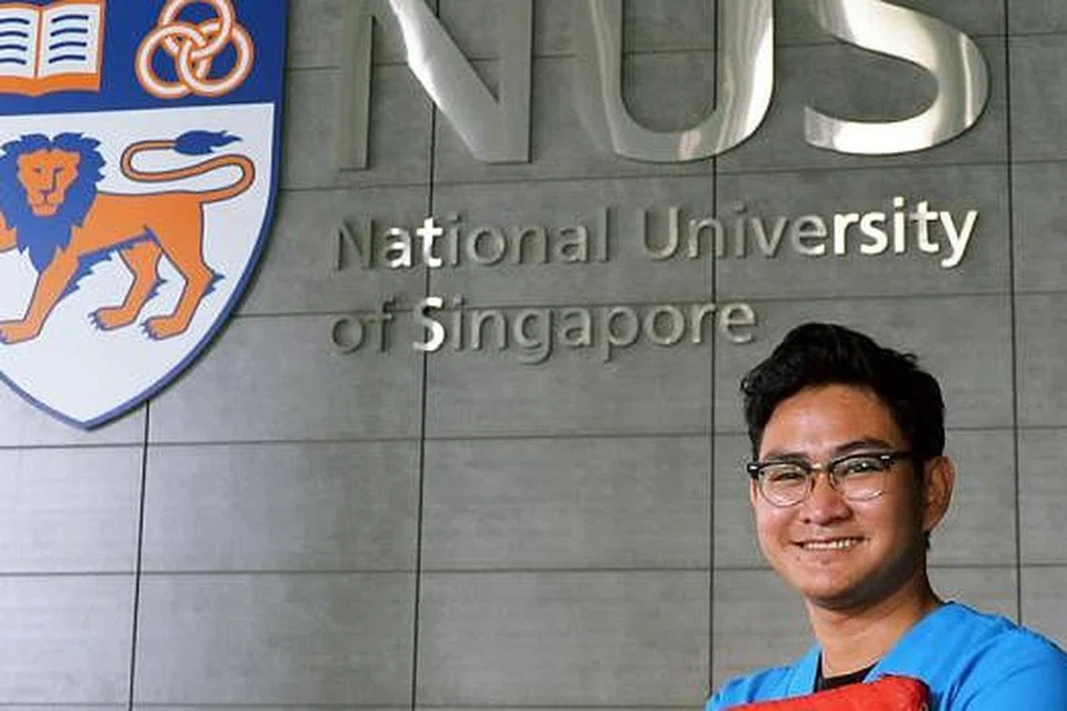 MAHASISWA SEKOLAH KEJURURAWATAN NUS: Encik Mohamed Nasruddin teruja menceburi sektor penjagaan kesihatan yang menawarkan banyak potensi. - Foto KHALID BABA