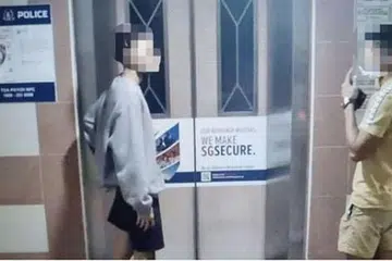 DUA REMAJA DIKENALPASTI: Hasil rakaman kamera polis, dua remaja ini telah dikesan tidak lama selepas mereka mencederakan dua remaja semasa melakukan rompakan ke atas mereka. - Foto 