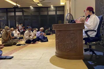 TIMBA ILMU DARI SUMBER YANG BETUL: Khutbah Jumaat pada 8 September mengajak kita memastikan agar bukan sahaja anak-anak kita mengamalkan agama dan mengetahuinya, bahkan kita sendiri perlu bertanggungjawab memastikan pendidikan agama yang kita dan ahli keluarga terima adalah ajaran yang sahih lagi betul, dikendalikan di tempat yang berwibawa dan diajar oleh asatizah berkelayakan.