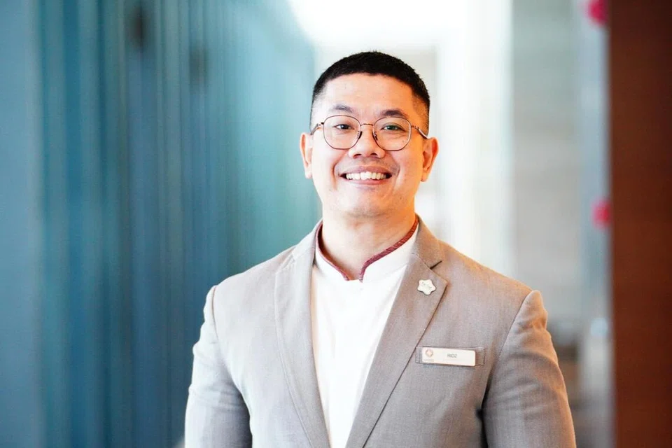 Pengurus Bertugas di Oasia Hotel Novena, Encik Muhammad Ridzwan Ramly, telah diiktiraf dengan Anugerah Emas Khidmat Cemerlang kerana budi baiknya membantu tetamu yang sakit.