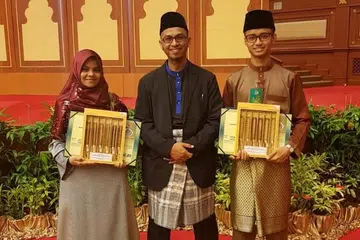 Ustazah Sumaiya Mohamed Faiz Maricar (kiri) dan Encik Muhammad Nurdarwis Anuar (kanan) wakil Singapura ke Brunei. FOTO: MUIS
