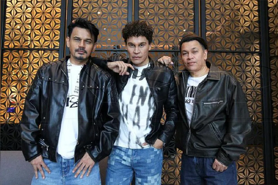 (Dari kiri) Datuk Yusry Abdul Halim, Edry Abdul Halim dan Datuk Norman Abdul Halim bertekad bersatu kembali dan menghasilkan lagu baru berjudul ‘Voodoo’ untuk tidak menghampakan peminat.