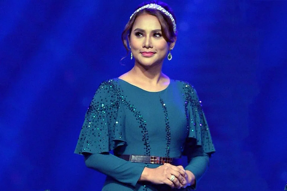 TEROKA NIAGA SABUN: Memandangkan dirinya hanya menggunakan sabun bagi menjaga kecantikan wajah, Elly Mazlein yang dikenali sebagai Kak Lina Pom Pom, meninjau pula perniagaan sabun Kak Lina Pom sebagai satu cara memperluas rezeki dan kemahirannya. - Foto ROJAK DAILY