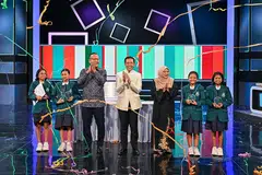 JUARA PERMAINAN TELEVISYEN: Menteri di Pejabat Perdana Menteri yang juga Menteri Kedua Pendidikan merangkap Ehwal Luar, Dr Mohamad Maliki Osman (tengah) merai kejuaraan Sekolah Rendah Perempuan Raffles dalam rancangan permainan televisyen, ‘Cepat Tepat’. Bersama Dr Maliki, yang juga pengerusi Jawatankuasa Pembelajaran dan Penggalakan Penggunaan Bahasa Melayu (MLLPC), ialah Ketua Editor Berita dan Ehwal Semasa (Melayu) Mediacorp, Encik Sujadi Siswo (tiga dari kiri); Timbalan Pengarah, Cawangan Bahasa Ibunda, Cik Salbiah Abas; dan juga peserta dari Sekolah Rendah Perempuan Raffles. 