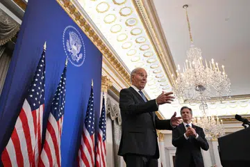 Setiausaha Negara Amerika Syarikat, Encik Anthony Blinken (kanan), menyambut Presiden Joe Biden ketika beliau tiba bagi menyampaikan ucapan di Jabatan Negara, Washington, pada 13 Januari.
