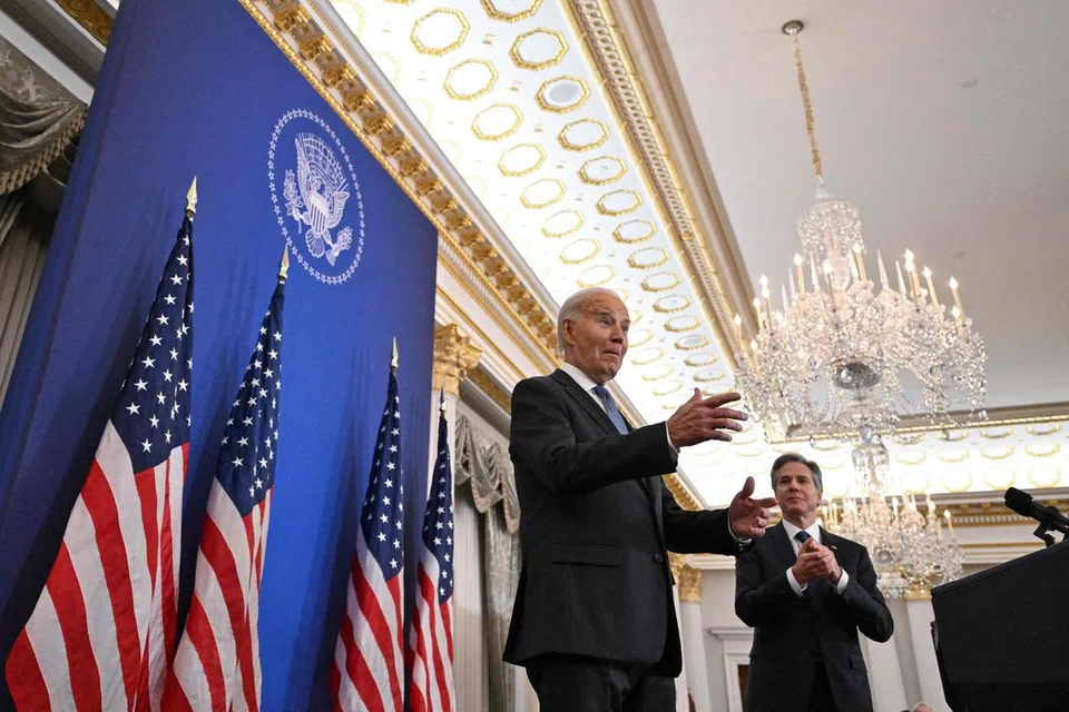 Setiausaha Negara Amerika Syarikat, Encik Anthony Blinken (kanan), menyambut Presiden Joe Biden ketika beliau tiba bagi menyampaikan ucapan di Jabatan Negara, Washington, pada 13 Januari.