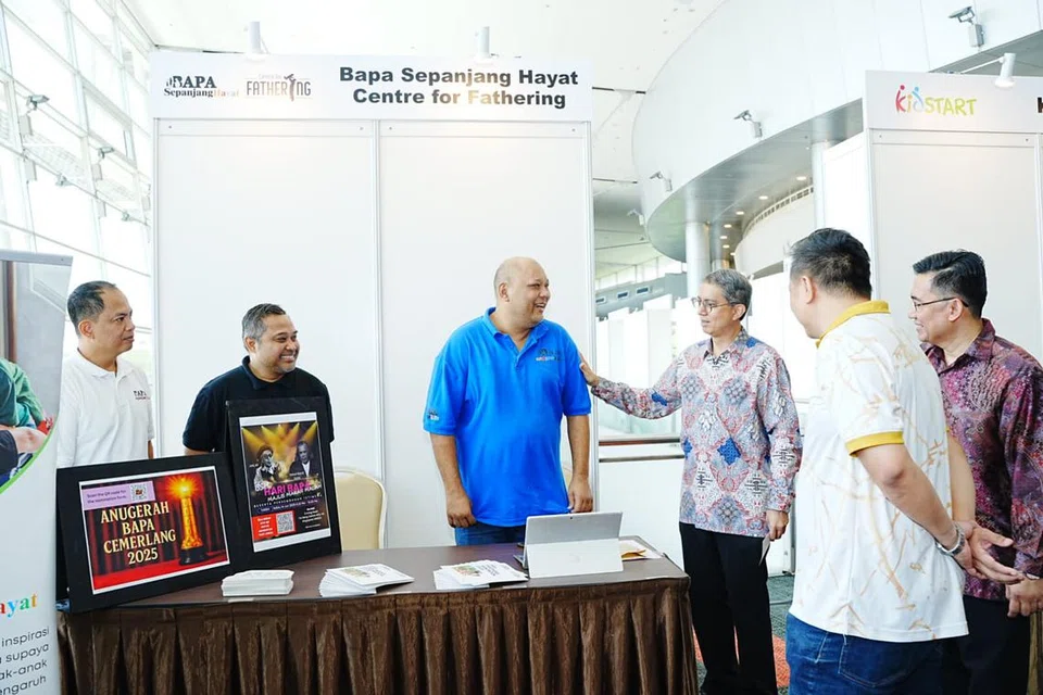 Ketua Pembangunan dan Jangkauan, Pusat untuk Bapa di Bapa Sepanjang Hayat (BSH), Encik Eruandee Prayitna (tiga dari kiri), berkata di BSH kumpulan sukarelawan bapa telah berganding bahu untuk mengadakan majlis makan malam serta persembahan muzik untuk kaum bapa. Beliau dilihat bersama Pemangku Menteri Bertanggungjawab bagi Ehwal Masyarakat Islam, Profesor Madya Dr Muhammad Faishal Ibrahim (tiga dari kanan), di acara ‘Bersamamu’ pada 1 Jun di Singapore Expo. 