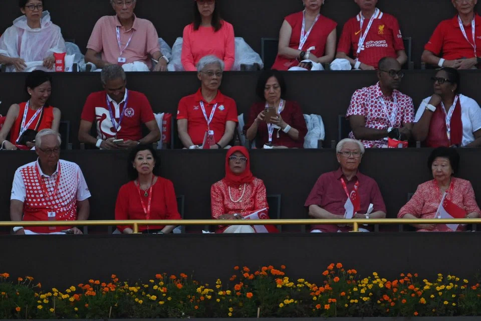 (Dari kiri, barisan pertama) Mantan Perdana Menteri, Encik Goh Chok Tong dan isterinya Cik Tan Choo Leng; Mantan Presiden Puan Halimah Yacob; Mantan Presiden Dr Tony Tan dan isterinya Cik Mary Chee Bee Kiang turut mewarnai ruang VIP dengan kehadiran mereka.