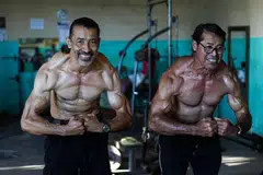 Pasangan adik-beradik yang merupakan ahli bina badan yang mengalami masalah pendengaran, Walter Perez, 61 tahun (kiri) dan Arturo Perez, 60 tahun (kanan) terus mendapat perhatian ramai apabila video latihan mereka dimuat naik ke TikTok. 