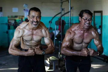Pasangan adik-beradik yang merupakan ahli bina badan yang mengalami masalah pendengaran, Walter Perez, 61 tahun (kiri) dan Arturo Perez, 60 tahun (kanan) terus mendapat perhatian ramai apabila video latihan mereka dimuat naik ke TikTok. 
