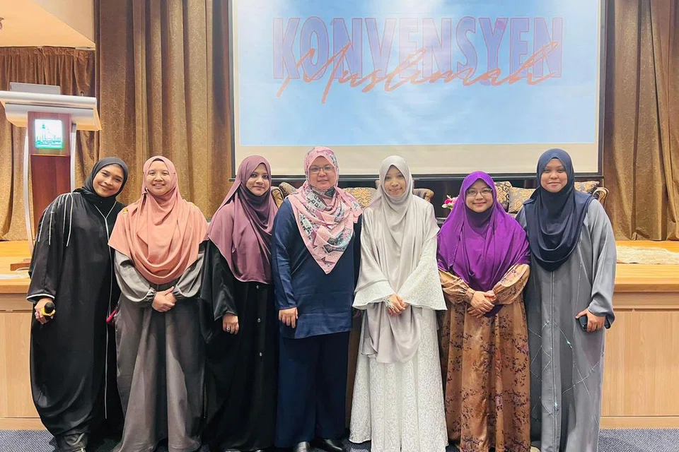 KONGSI ILMU: Peneraju Konvensyen Muslimah anjuran Masjid Jamiyah Ar-Rabitah di Auditorium Masjid Sultan, (dari kiri) Fiza O (hos acara), Ustazah Atiiqah Suhaimi, Ustazah Shameem Sultanah, Profesor Madya Dr Suzannah Sulaiman, Ustazah Dr Sakinah Saptu, Ustazah Nurul ‘Izzah Khamsani dan Ustazah Siti Zubaidah Mohamed.