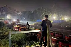 Puluhan tan bahan api bersubsidi dirampas Polis Riau dalam operasi besar-besaran membanteras penyelewengan dan penyeludupan minyak subsidi di beberapa daerah di wilayah itu pada akhir April lalu.Operasi itu dilaksanakan ketika pihak berkuasa Indonesia memperketat pengawasan di kawasan sempadan susulan kebimbangan peningkatan aktiviti penyeludupan akibat lonjakan harga minyak dunia dan ketegangan geopolitik di Asia Barat.