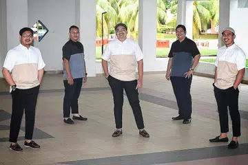 TERUSKAN MISI: Sebahagian anggota kumpulan nasyid Tasnim yang terdiri daripada (dari kiri) Kamaruzzaman, Ustaz Hafiz Alwi, Ahmad Naufal, Muhammad Nur dan Muhammad Khidir, ingin merakam dua album tahun depan bagi menyebar nilai murni buat pendengar. - Foto BH oleh KHALID BABA