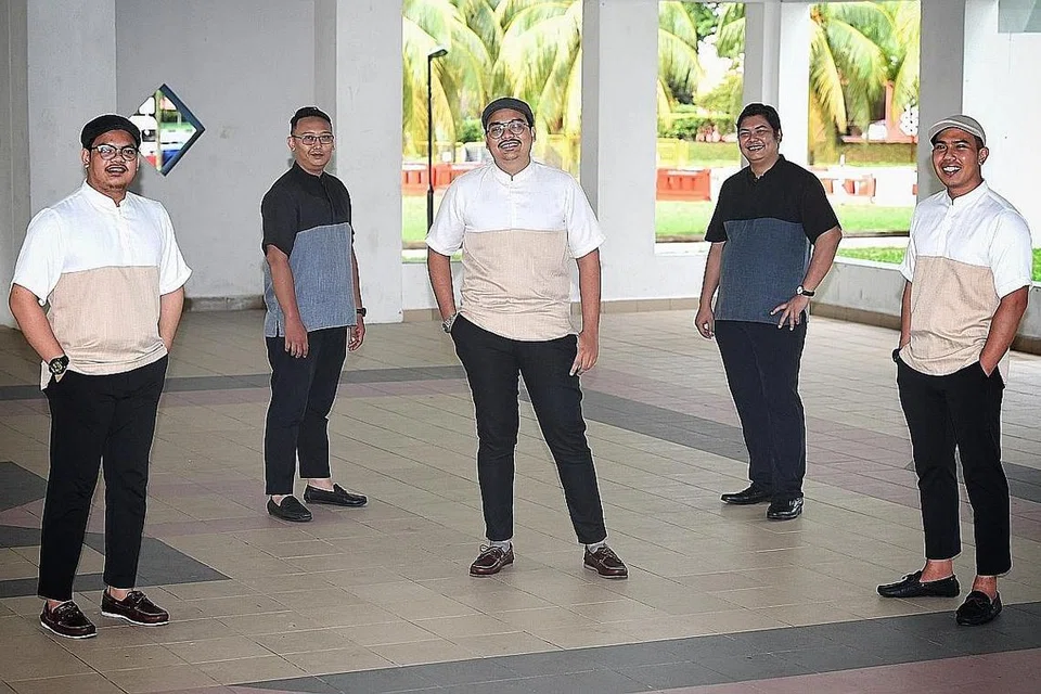 TERUSKAN MISI: Sebahagian anggota kumpulan nasyid Tasnim yang terdiri daripada (dari kiri) Kamaruzzaman, Ustaz Hafiz Alwi, Ahmad Naufal, Muhammad Nur dan Muhammad Khidir, ingin merakam dua album tahun depan bagi menyebar nilai murni buat pendengar. - Foto BH oleh KHALID BABA