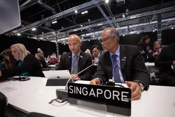 SIDANG PERUBAHAN IKLIM: Encik Masagos bersama Ketua Perunding bagi Perubahan Iklim Kementerian Sekitaran dan Sumber Air (MEWR), Encik Joseph Teo, semasa satu sesi plenari.