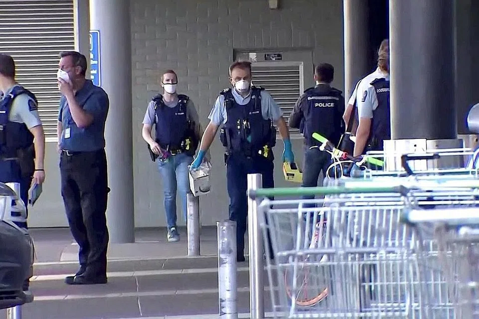 SIASATAN DIJALANKAN: Pasukan polis New Zealand dilihat berdekatan kawasan serangan yang berlaku di pusat beli-belah di Auckland bagi melakukan siasatan mengenai kejadian tikaman itu. - Foto REUTERS
