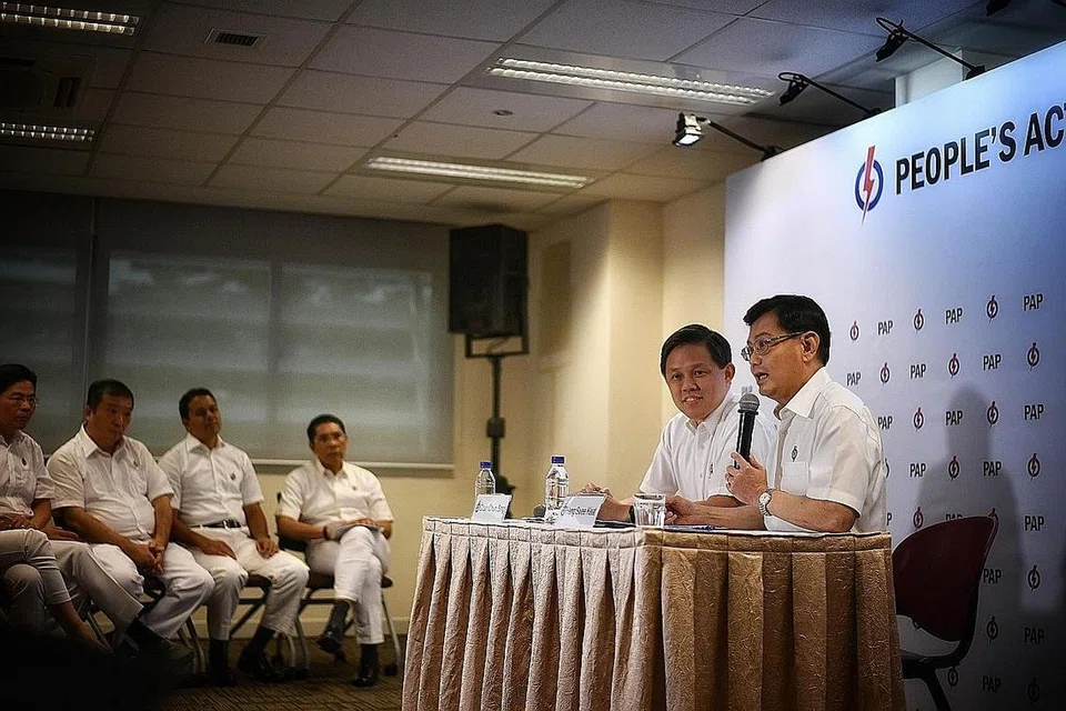SIDANG AKHBAR: Encik Chan Chun Sing (dua dari kanan) dan Encik Heng Swee Keat (kanan) sewaktu sidang akhbar semalam. - Foto BH oleh ARIFFIN JAMAR  