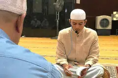 PIMPIN TAZKIRAH; Ustaz Abdul Rahman memimpin Tazkirah sebelum Iftar Asyura pada 20 September 2018. - Foto fail MASJID ALKAFF KAMPUNG MELAYU