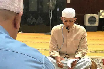 PIMPIN TAZKIRAH; Ustaz Abdul Rahman memimpin Tazkirah sebelum Iftar Asyura pada 20 September 2018. - Foto fail MASJID ALKAFF KAMPUNG MELAYU