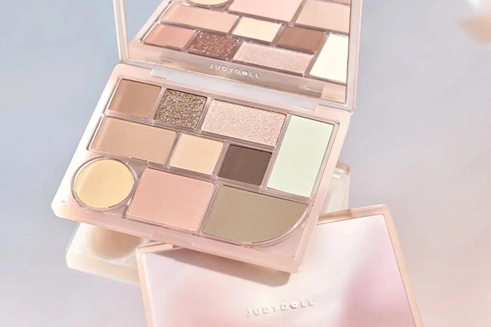 Pembayang mata, ‘Judydoll Eyeshadow Palette’ ($17.90), menampilkan tekstur lembut dan warna yang mudah dicampur, dengan pilihan rona harian serta sapuan berkilau untuk acara istimewa.
