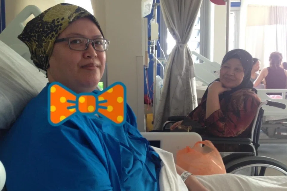 (kiri) Cik Mazlina Maridan bergambar bersama ibu tersayang, Cik Zabedah Mahmud semasa melawat beliau di Hospital Ng Teng Fong. 