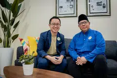 Pengarah eksekutif Persatuan Bertindak Ginjal bagi Masyarakat Islam (MKAC), Encik Firdaus Mohd Abdullah (kiri), bersama Ustaz Haron Hassan Akhtar (kanan) yang akan terus menyandang jawatan sebagai duta MKAC  ketiga sejak 2021.