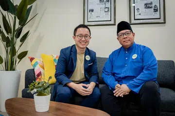 Pengarah eksekutif Persatuan Bertindak Ginjal bagi Masyarakat Islam (MKAC), Encik Firdaus Mohd Abdullah (kiri), bersama Ustaz Haron Hassan Akhtar (kanan) yang akan terus menyandang jawatan sebagai duta MKAC  ketiga sejak 2021.