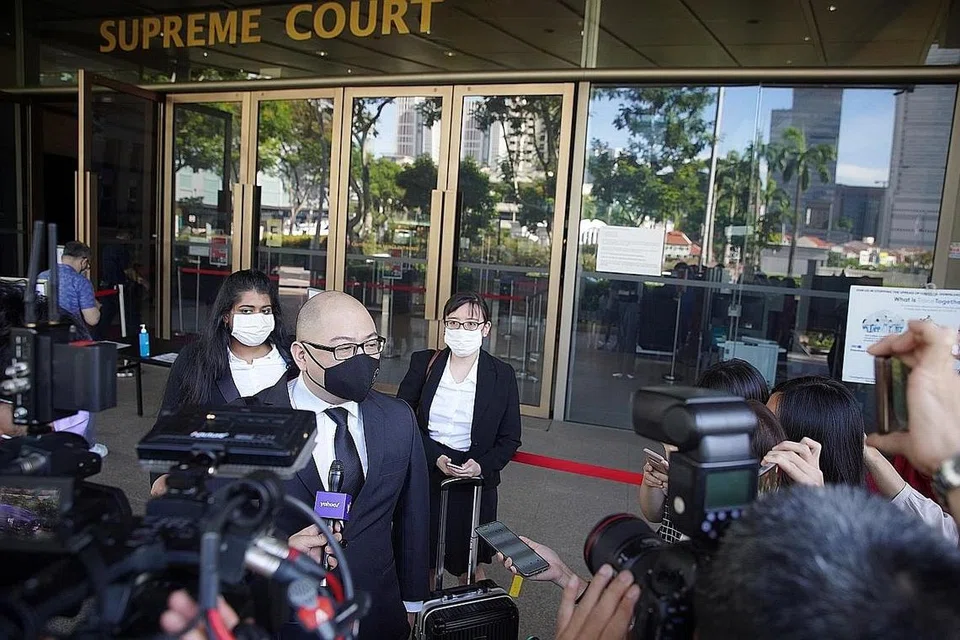 HARUS KETEPIKAN PERTIMBANGAN KELUARGA SEBAGAI PM: Perdana Menteri Lee Hsien Loong hadir di mahkamah semalam pada hari kedua perbicaraan mengenai tindakan guamannya terhadap editor The Online Citizen (TOC), Encik Terry Xu (gambar atas, berdepan dengan kamera). - Foto-foto BH oleh JASON QUAH