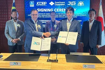 Pengerusi Jawatankuasa Pelaburan, Perdagangan, Hal Ehwal Pengguna dan Sumber Manusia Johor, Encik Lee Ting Han (tengah), menyaksikan Memorandum Persefahaman (MoU) antara Ketua Pegawai Eksekutif JLand Group, Datuk Akmal Ahmad (dua dari kiri) dan Pengarah Urusan Sumitomo Corporation Malaysia, Encik Satoshi Matsui (dua dari kanan).
