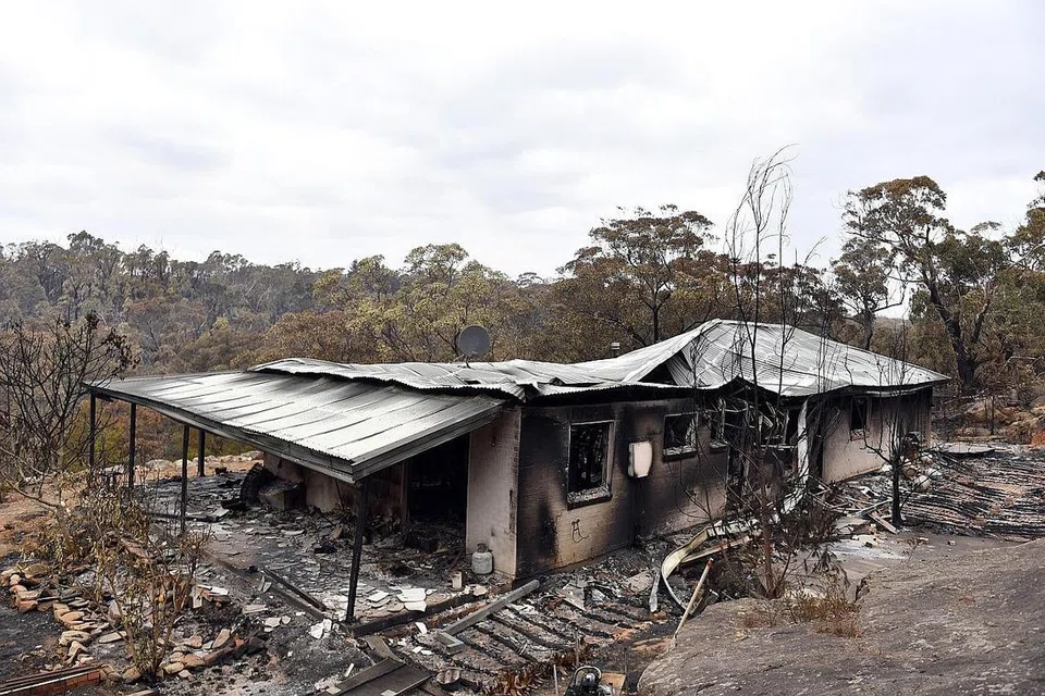 RUMAH ROSAK: Sebuah rumah rosak teruk akibat kebakaran di kawasan New South Wales, Australia. - Foto EPA-EFE