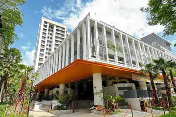 Pusat Penjaja Bukit Batok West merupakan antara dua pusat penjaja yang akan dibuka pada 2025. Pusat penjaja itu mempunyai siling tinggi demi memastikan peredaran udara yang baik.