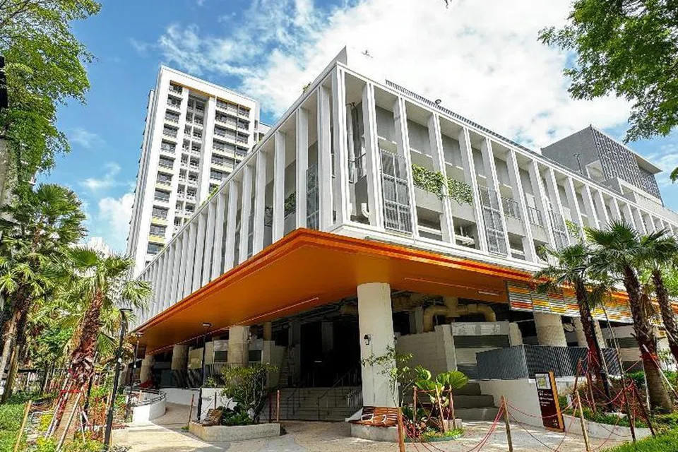 Pusat Penjaja Bukit Batok West merupakan antara dua pusat penjaja yang akan dibuka pada 2025. Pusat penjaja itu mempunyai siling tinggi demi memastikan peredaran udara yang baik.