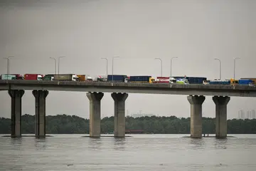 GANGGUAN DI WOODLANDS: Peristiwa bekalan kuasa terputus telah menjejas operasi di Pusat Pemeriksaan Woodlands selama beberapa jam pada 9 Oktober lalu, dengan pengguna jalan raya dilencongkan ke Pusat Pemeriksaan Tuas (atas). - Foto fail