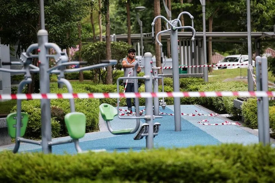 AKAN KEMBALI DIBUKA SEMULA: Seorang pekerja mengepung stesen latihan di Pasir Ris pada 8 April lalu. Mulai esok, sudut kecergasan akan mula dibuka kepada awam. 