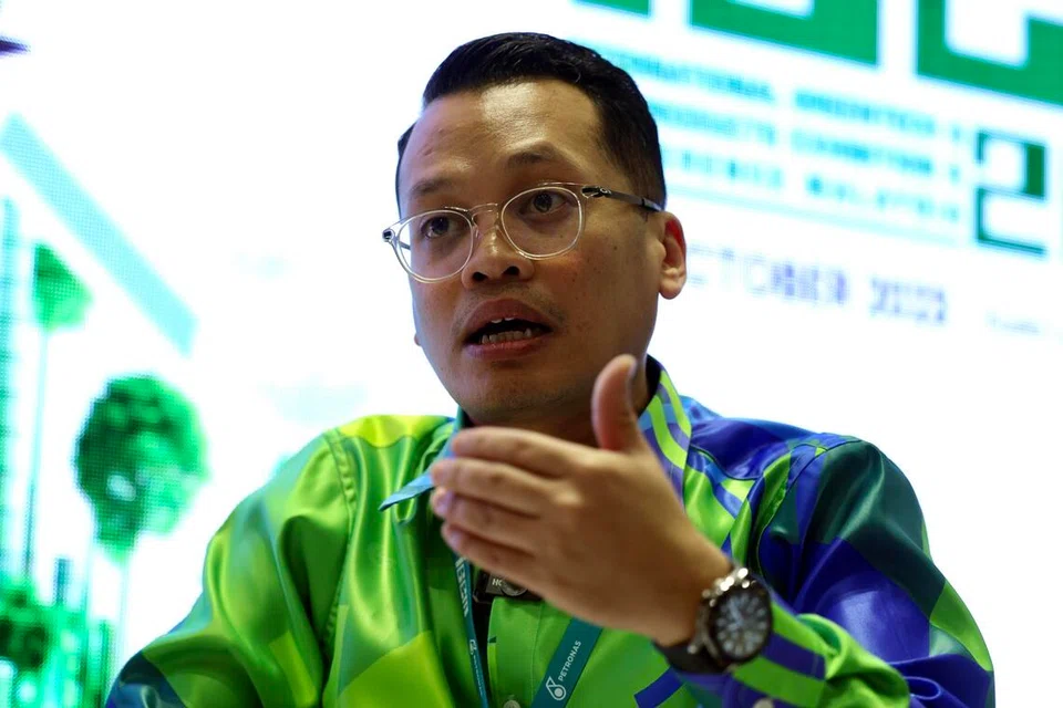 Bekas Menteri Sumber Asli dan Kelestarian Alam Malaysia, Encik Nik Nazmi Nik Ahmad, mengesahkan beliau merupakan salah seorang daripada dua individu yang ditahan Jabatan Agama Islam Selangor (Jais) berhubung dakwaan kes khalwat.