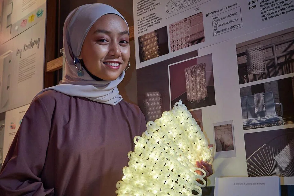 TEKAD BAWA REKAAN KE MEDAN PERTANDINGAN: Cik Sitti Nur Syahirah Md Hatta berharap rekaan bahan dekor berupa sulaman bahan termoplastik poliuretana yang disisipkan dengan lampu LED dapat dikembangkan dengan sokongan geran bagi memasuki pertandingan di dalam atau luar negara. - Foto POLITEKNIK TEMASEK
