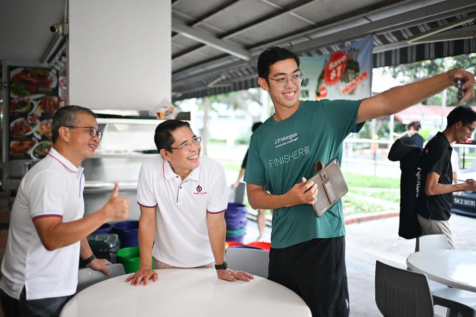 Encik Chia Yun Kai, pemimpin Parti Paling Berharga (MVP), mengambil swafoto bersama (dari kiri) Menteri Kebudayaan, Masyarakat dan Belia, Encik Edwin Tong; dan Menteri di Pejabat Perdana Menteri (PMO), Dr Mohamad Maliki Osman, di 69 Bedok South Road pada 19 April.