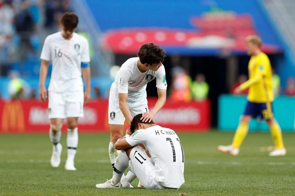 HAMPA: Pemain Korea Selatan memujuk satu sama lain selepas tewas kepada Sweden dalam perlawanan Kumpulan F di Stadium Nizhny Novgorod di Nizhny Novgorod, Russia pada 18 Jun 2018.